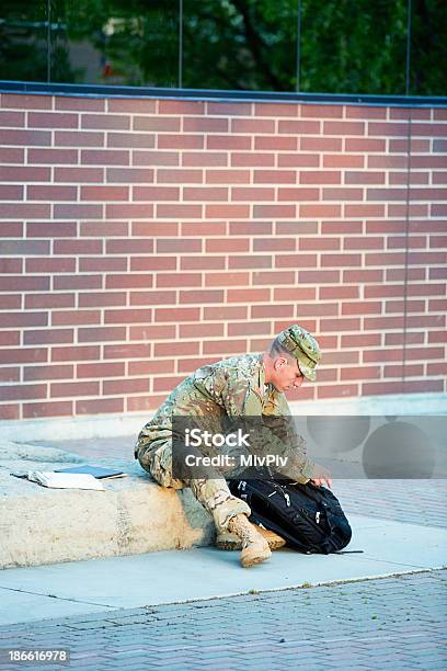 Foto de Soldado Americano No Campus e mais fotos de stock de 30 Anos - 30 Anos, Adulto, Adulto de idade mediana