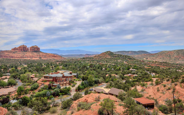 una veduta dalla cappella della santa croce a sedona, arizona - chapel of the holy cross foto e immagini stock