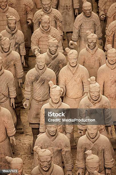 Photo libre de droit de Soldats En Terre Cuite De Xian Chine banque d'images et plus d'images libres de droit de Xian - Xian, Armée en terre cuite de l'empereur Qin Shi Huangdi, Antique