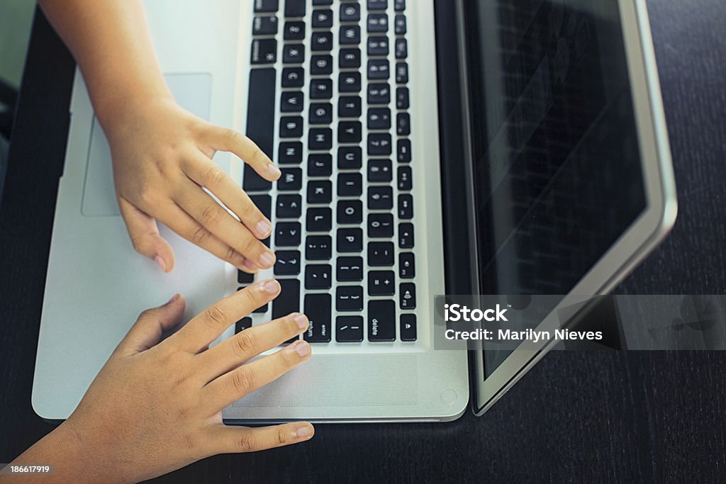 클로즈업 하위 손을 노트북을 사용하여 - 로열티 프리 가정 생활 스톡 사진