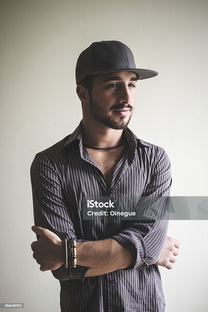 Jovem elegante homem com Capacete de desporto - Royalty-free Adulto Foto de stock