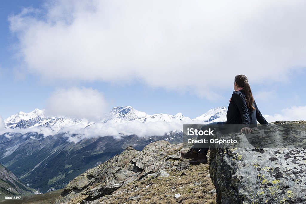 Jovem mulher admirar Neve coberta de Montanhas -XXXL - Royalty-free Admirar a Vista Foto de stock