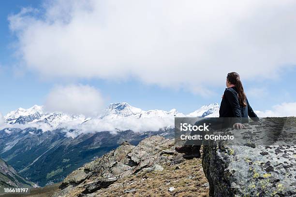 Jovem Mulher Admirar Neve Coberta De Montanhas Xxxl - Fotografias de stock e mais imagens de Admirar a Vista