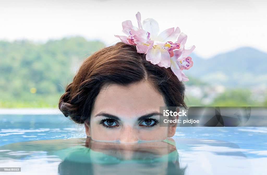 Jovem mulher relaxante na piscina do resort - Foto de stock de Adulto royalty-free