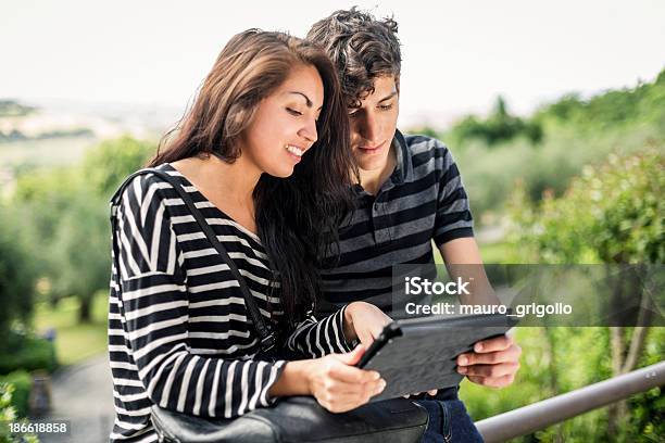 Junges Paar Mit Einem Tablet Pc Stockfoto und mehr Bilder von 18-19 Jahre - 18-19 Jahre, 20-24 Jahre, Drahtlose Technologie