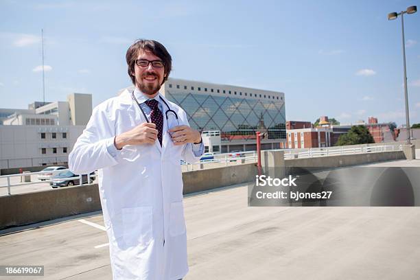 Médico - Fotografias de stock e mais imagens de 20-29 Anos - 20-29 Anos, Adulto, Ao Ar Livre