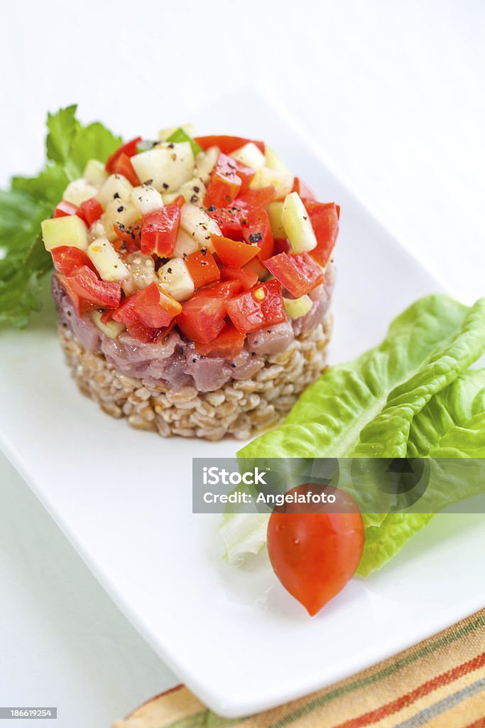 Tartare de thon cru et des légumes et Épeautre - Photo de Aliment libre de droits