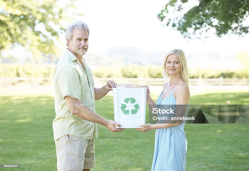 Sauver la planète :  une bouteille à la fois - Photo de Adulte libre de droits