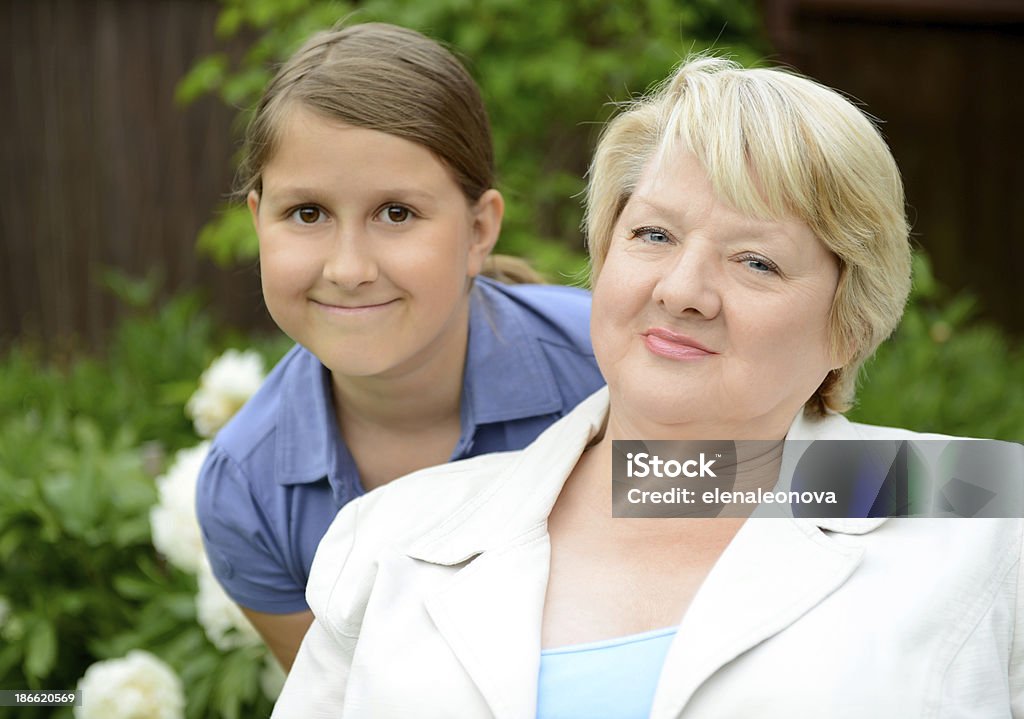 Großmutter und Enkelin - Lizenzfrei 10-11 Jahre Stock-Foto