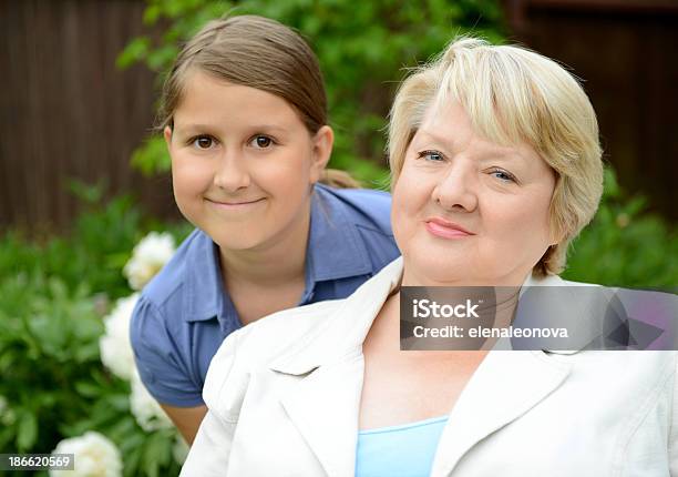Großmutter Und Enkelin Stockfoto und mehr Bilder von 10-11 Jahre - 10-11 Jahre, 60-64 Jahre, Aktiver Senior