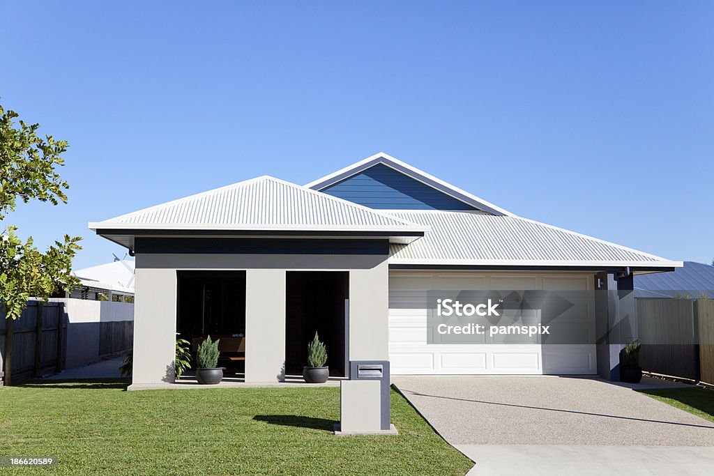 Devant de maison et de ciel bleu espace de copie - Photo de Maison libre de droits