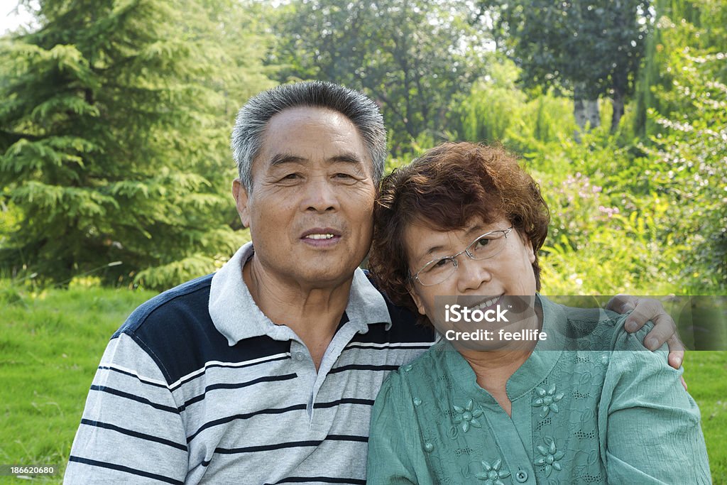 Senior souriant couple asiatique: - Photo de Adulte libre de droits