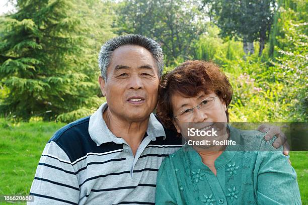 アジアの老人カップル笑う - 2人のストックフォトや画像を多数ご用意 - 2人, 60代, アクティブシニア