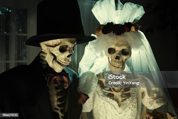ハロウィーン死者の日の骨格ウェディングのポートレート水平 - 花嫁のストックフォトや画像を多数ご用意 - 花嫁, シニア世代, 花婿