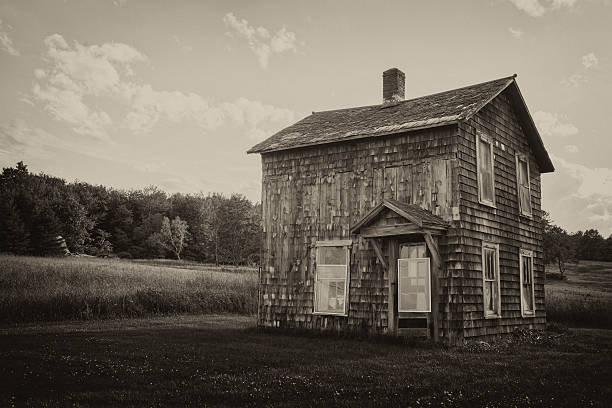 istock Sepia Toned Haunted House 186621505
