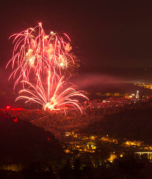 fuochi d'artificio colorato fantastico - firework display pyrotechnics fourth of july celebration foto e immagini stock