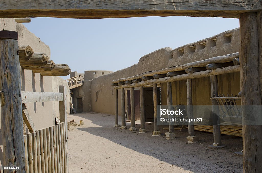 Entrada en el patio en curva's Old Fort - Foto de stock de Arquitectura exterior libre de derechos