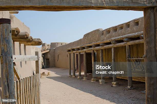 Entrada En El Patio En Curvas Old Fort Foto de stock y más banco de imágenes de Arquitectura exterior - Arquitectura exterior, Camino de Santa Fé, Explorador