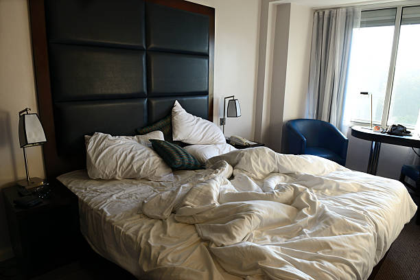 dormitorio del hotel - double bed night table headboard bed fotografías e imágenes de stock
