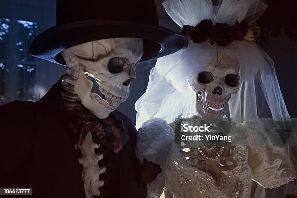 Halloween Día De Los Muertos Esqueleto Pareja De Novios Foto de stock y más banco de imágenes de Agarrados de la mano