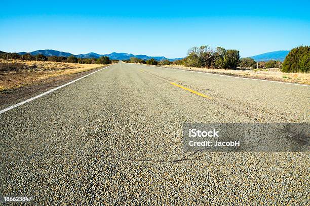 Carretera Del Desierto Foto de stock y más banco de imágenes de Aire libre - Aire libre, Aislado, Ajardinado