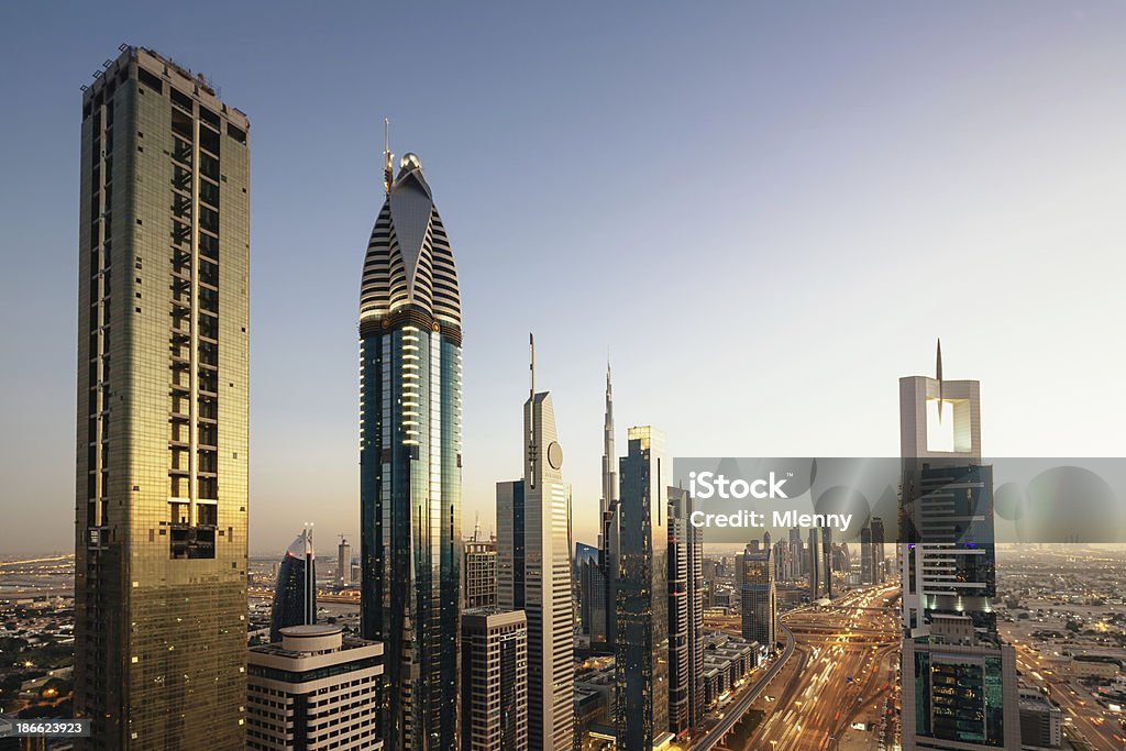 Megacity drapaczy chmur w centrum Dubai - Zbiór zdjęć royalty-free (Burdż al-Arab)