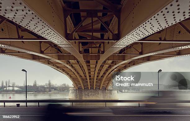 En El Puente Foto de stock y más banco de imágenes de Aire libre - Aire libre, Budapest, Calle