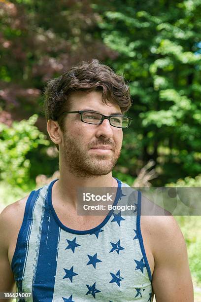 Foto de All American Homem Em Pé Em Frente A Árvores e mais fotos de stock de 20 Anos - 20 Anos, Adulto, Appalachia