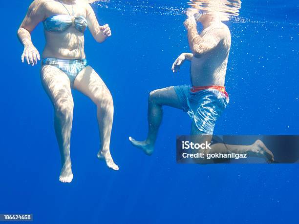 바닷속이 남퐁 젊은 커플입니다 수영 20-29세에 대한 스톡 사진 및 기타 이미지 - 20-29세, 2명, 기포