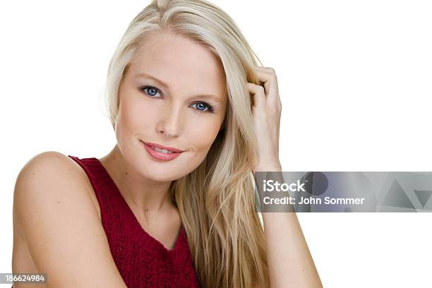 Foto de Retrato De Uma Bela Mulher e mais fotos de stock de Cabelo Louro - Cabelo Louro, Mulheres, Sorrindo