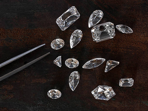 Diamanten und Pinzette – Foto