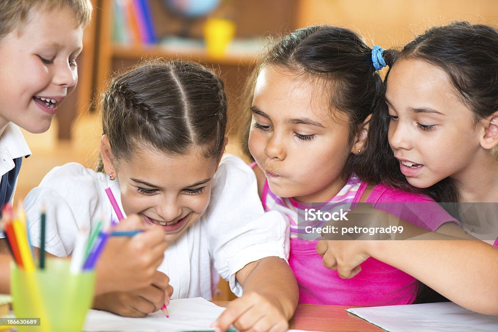 Gruppe von Niedlich, Schüler Spaß in parlamentarische Bestuhlung - Lizenzfrei Spielen Stock-Foto