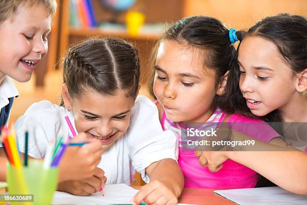 Gruppe Von Niedlich Schüler Spaß In Parlamentarische Bestuhlung Stockfoto und mehr Bilder von Spielen