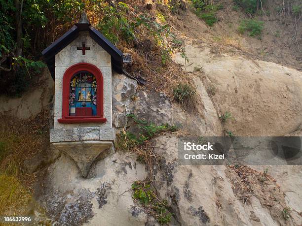 Madonna Instalado En Una Roca En Italia Foto de stock y más banco de imágenes de Aire libre - Aire libre, Calle, Catolicismo