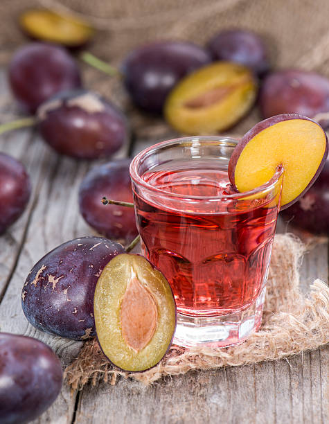 licor de ameixa imagens - slivovitz imagens e fotografias de stock