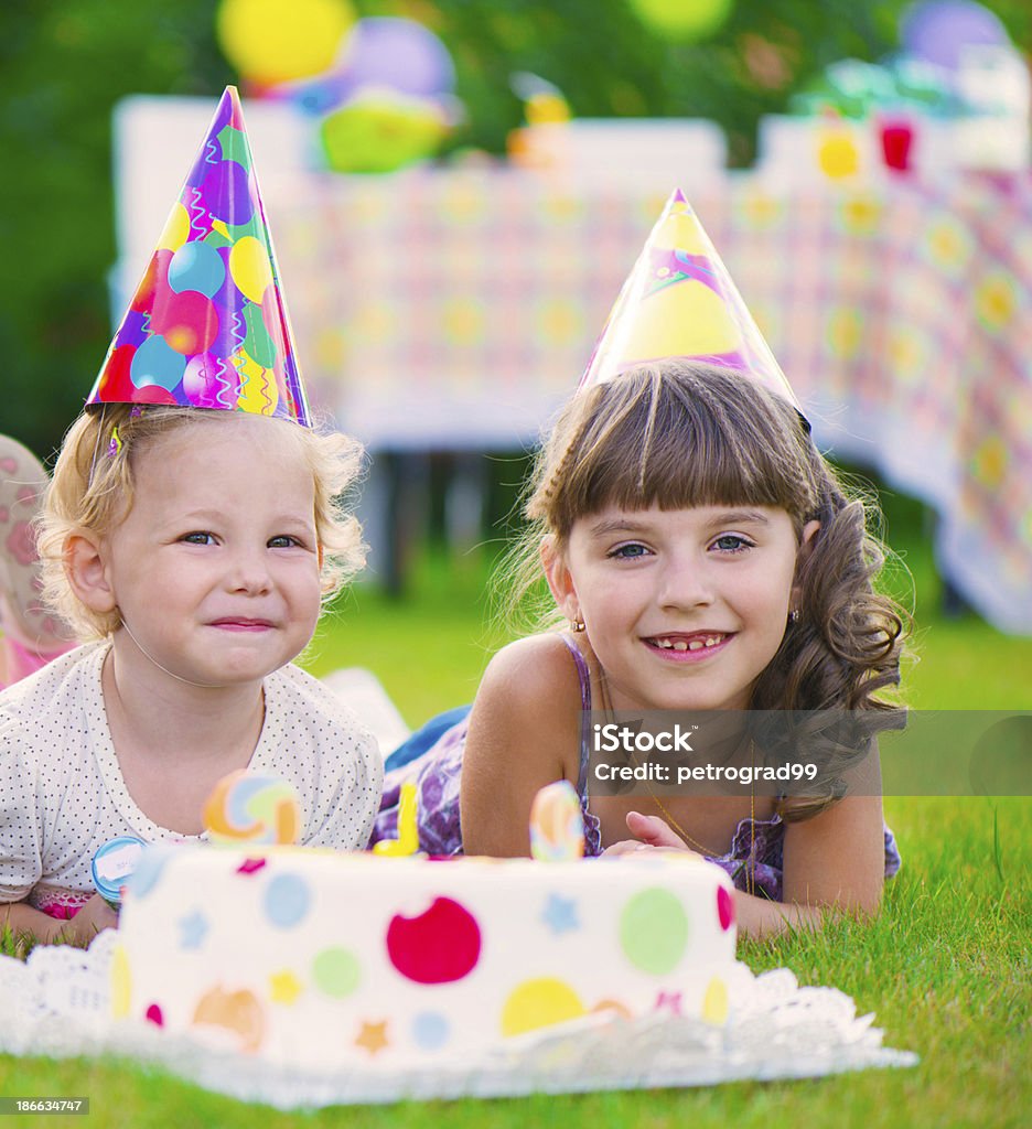 Deux jolies jeunes filles fête anniversaire - Photo de Amitié libre de droits