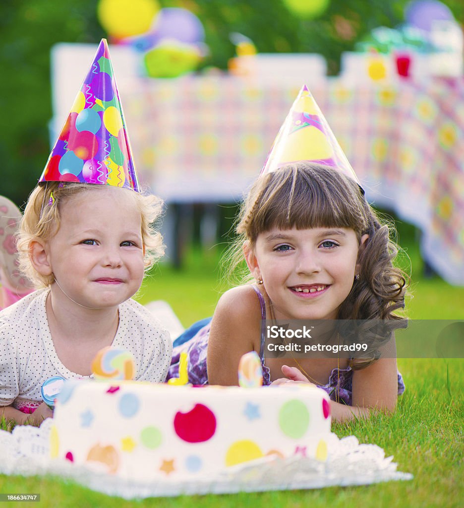 두 뽀샤시 어린 걸스 축하하는 생일 - 로열티 프리 2명 스톡 사진