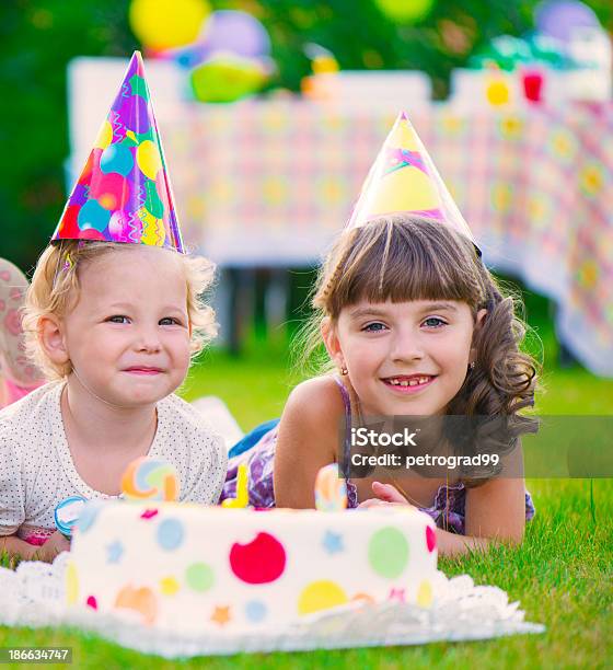 두 뽀샤시 어린 걸스 축하하는 생일 2명에 대한 스톡 사진 및 기타 이미지 - 2명, 가족, 감정