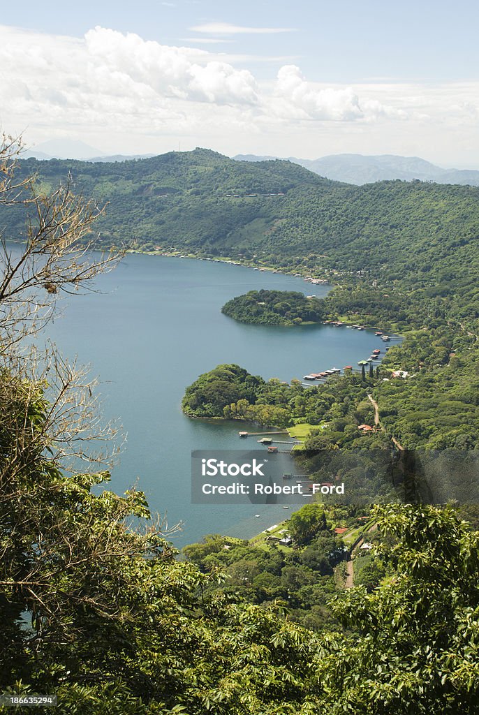 Shoreline lago de Coatepeque Caldera complejos turísticos de El Salvador, América Central - Foto de stock de El Salvador libre de derechos