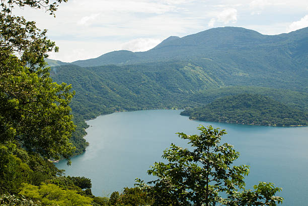 lago de coatepeque caldera santa ana e dos vulcões do izalco de el salvador - el salvador lake scenics nature imagens e fotografias de stock