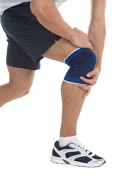 une douleur au genou - human knee physical injury bandage muscular build photos et images de collection
