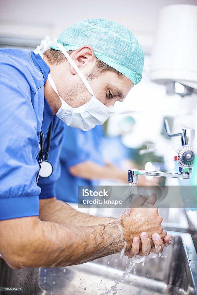 Arzt Reinigung Hände - Lizenzfrei Arzt Stock-Foto