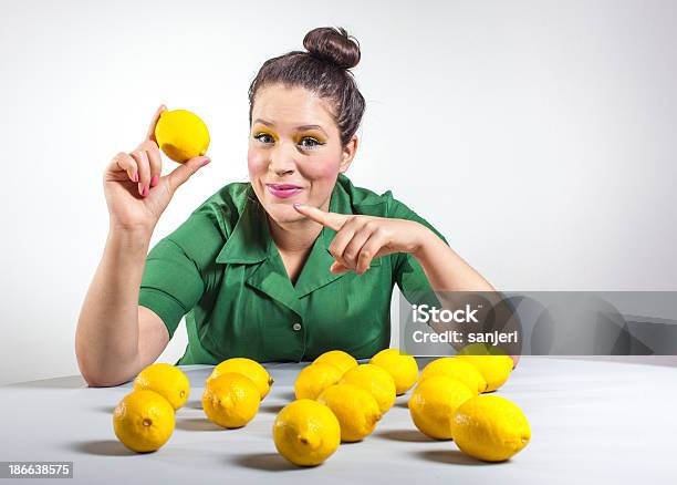 Funny Ama De Casa Con Limones Foto de stock y más banco de imágenes de Adulto - Adulto, Alimento, Ama de casa