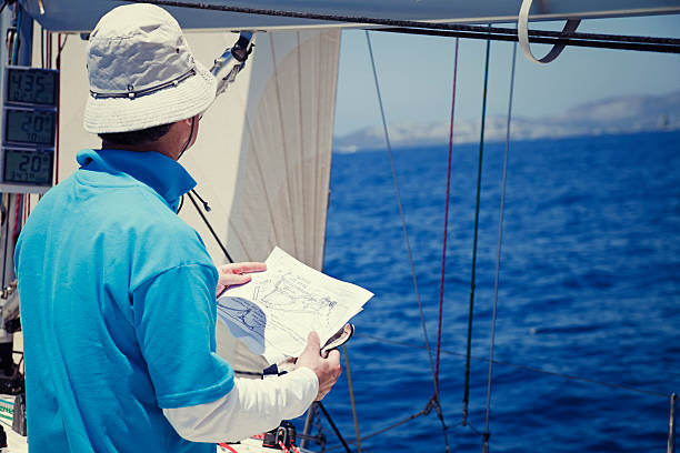 navegação à vela - checking the time fotos - fotografias e filmes do acervo