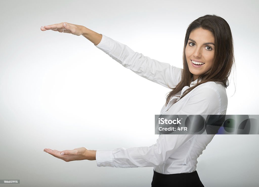 Mains de femme ouverte, présente espace de copie sur fond blanc - Photo de Adulte libre de droits