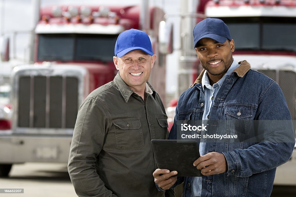 Kierowcy ciężarówek i komputerze - Zbiór zdjęć royalty-free (Kierowca ciężarówki)