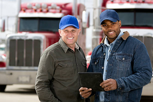 os camionistas e computador - truck driver multi ethnic group industry working class - fotografias e filmes do acervo