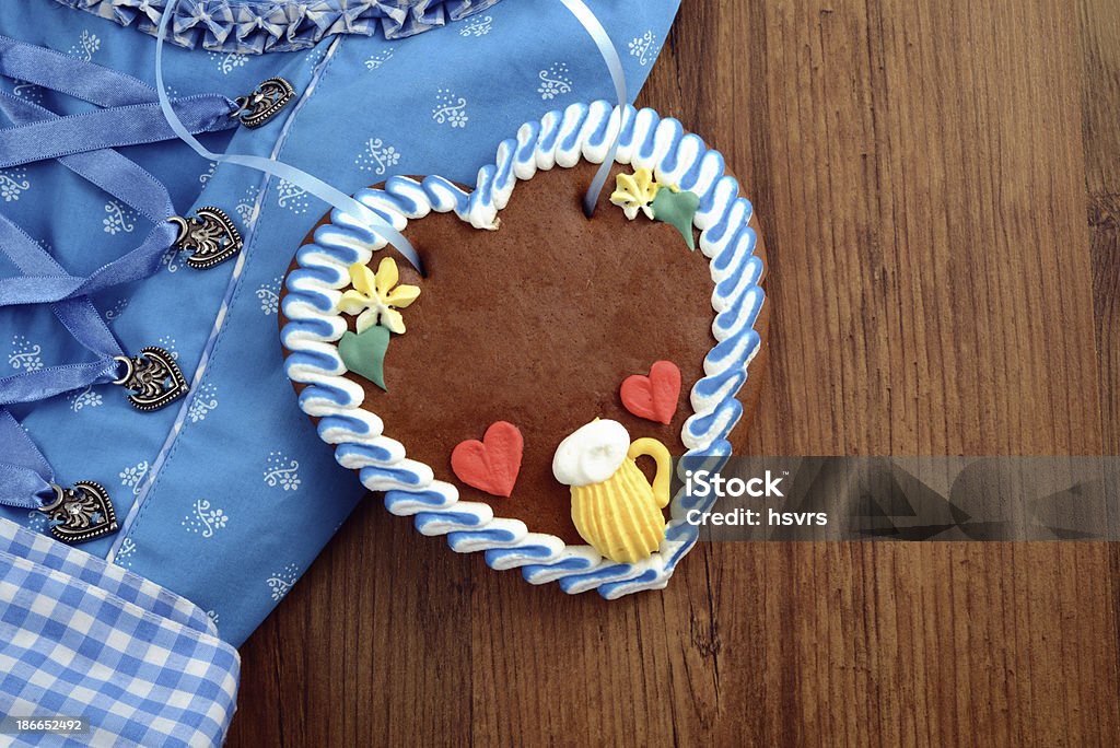Espaço para texto Oktoberfest Dirndl com coração de gingerbread - Foto de stock de Alemanha royalty-free