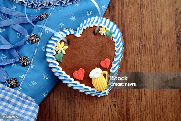 Foto de Espaço Para Texto Oktoberfest Dirndl Com Coração De Gingerbread e mais fotos de stock de Alemanha