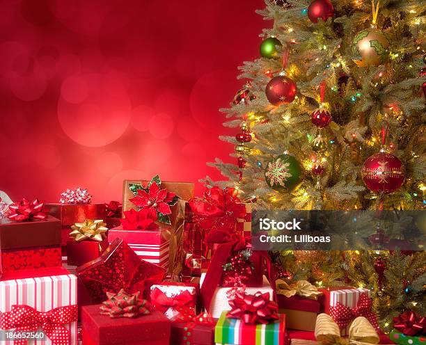 Weihnachtsbaum Auf Rote Stockfoto und mehr Bilder von Baum - Baum, Christbaumkugel, Farbbild